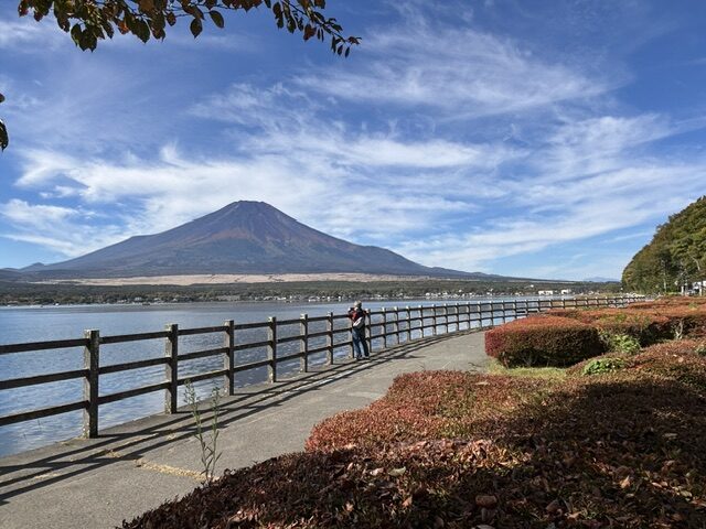 山中湖畔の某盛業中ホテルを買い手に外観、館内、周辺現地案内する。
